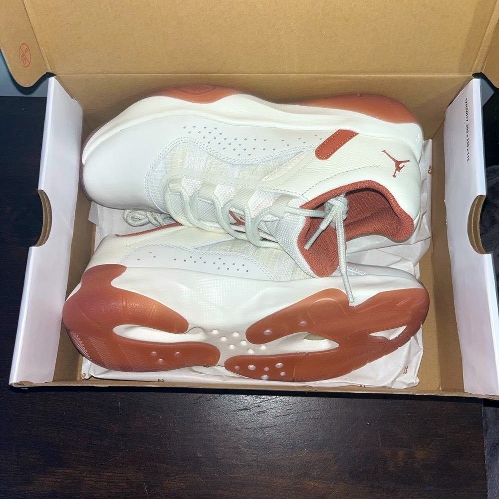 NEW AIR JORDAN 11 CMFT LOW CASUAL SHOES IN SAIL/SKY J ORANGE Women
SIZE 8